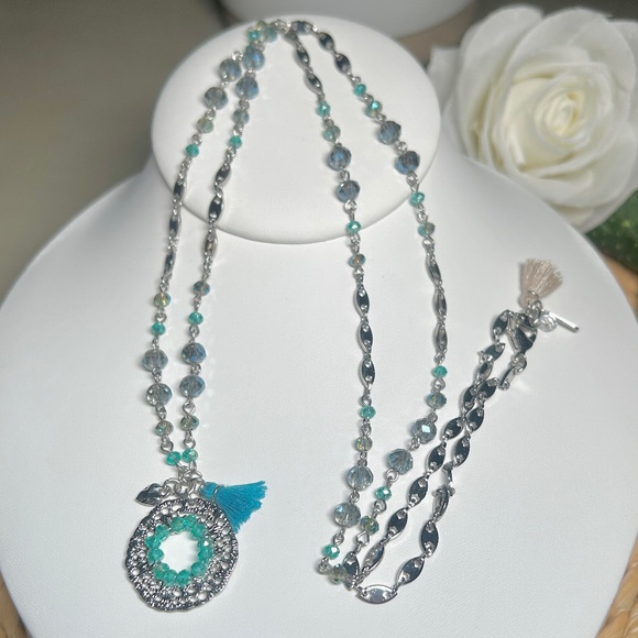 Gorgeous blue beaded pendant necklace is sure to add pizzazz to any outfit - Picture 1 of 11